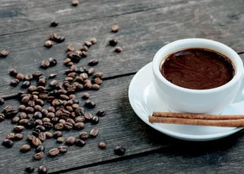 كيف يؤثر الكافيين على الدماغ أثناء النوم؟