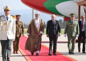 جلالة السلطان يبحث مع الرئيس الجزائري تعزيز التعاون بين البلدين