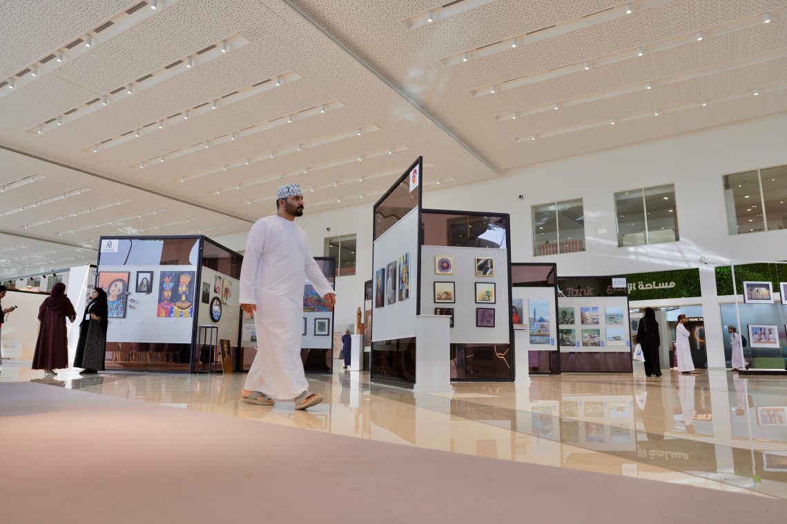 فنانون لـ”شؤون عمانية”: معرض مسقط الدولي للكتاب أتاح الفرصة لاستعراض المواهب والتعريف بثقافتنا