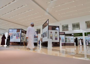 فنانون لـ”شؤون عمانية”: معرض مسقط الدولي للكتاب أتاح الفرصة لاستعراض المواهب والتعريف بثقافتنا