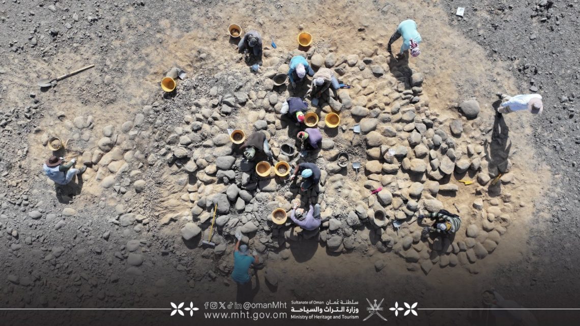 استمرار الأعمال الحفرية الإنقاذية للقبور والمدافن الأثرية في المنطقة الحرة بصحار