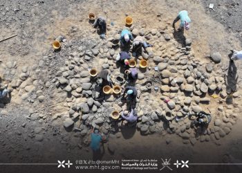 استمرار الأعمال الحفرية الإنقاذية للقبور والمدافن الأثرية في المنطقة الحرة بصحار