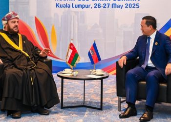 السيد أسعد بن طارق يلتقي رئيس وزراء كمبوديا على هامش قمم كوالالمبور