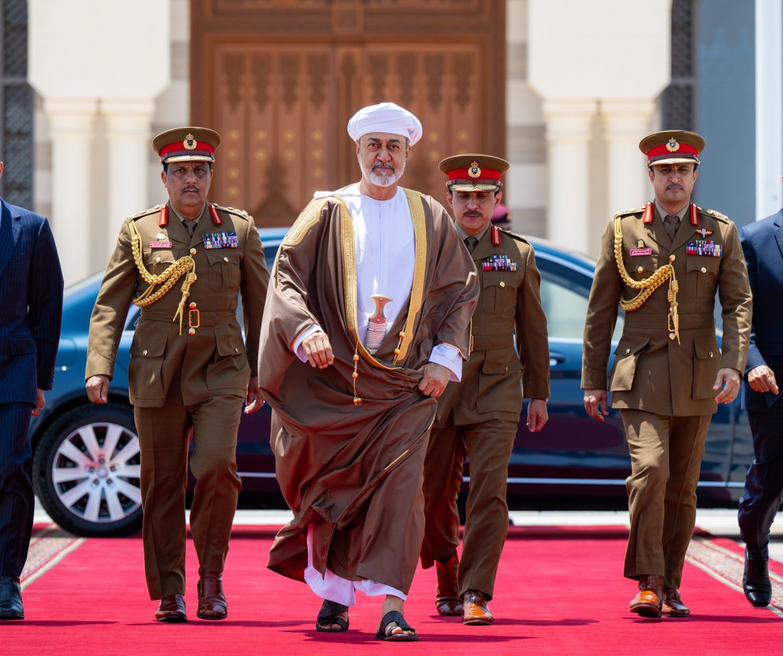 جلالة السلطان يغادر البلاد متوجها إلى الجزائر في زيارة “دولة”