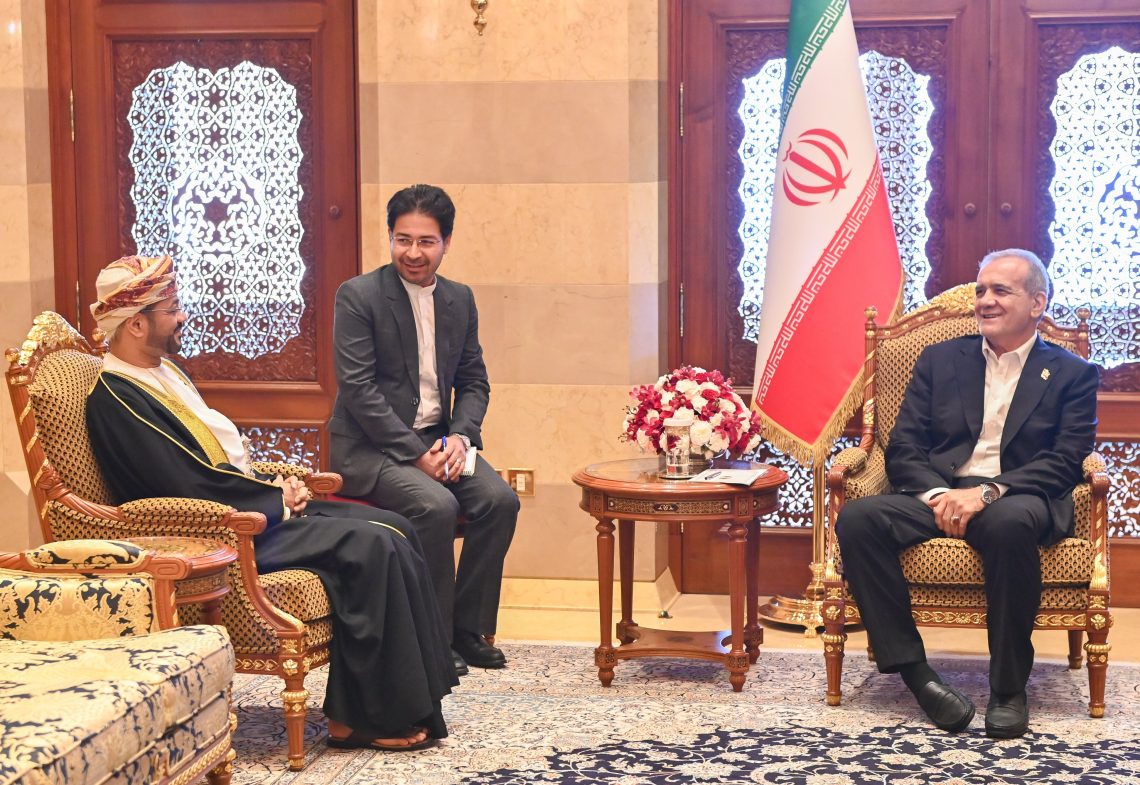 الرئيس الإيراني يبحث مع وزير الخارجية الجهود الدبلوماسية لحل الصراعات في المنطقة