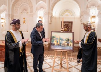 سلطنة عُمان وإيران تُجسّدان عراقة العلاقة بطابع بريدي تذكاري مشترك