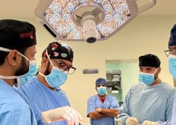 إجراء أول عملية لعلاج الجنف التنكسي بمستشفى نزوى