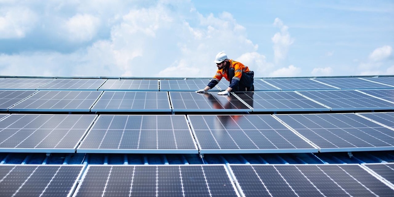 صناعاتُ معدّات الطاقة المتجدّدة تقود تحوّلًا استراتيجيًّا صناعيًّا في سلطنة عُمان