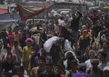 استشهاد 17 فلسطينيا أثناء انتظار المساعدات الإنسانية