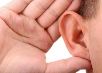 لتفادي فقدان السمع… أين يجب الجلوس في الطائرة والأماكن العامة؟