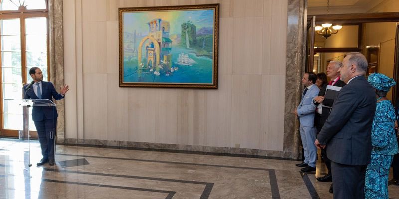 سلطنة عُمان تُهدي منظمة التجارة العالمية لوحة فنية