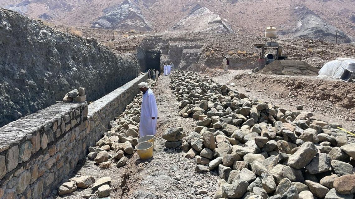 شراكة مجتمعية لتعزيز الأمن المائي: إنشاء سدود تخزينية في عبري وينقل