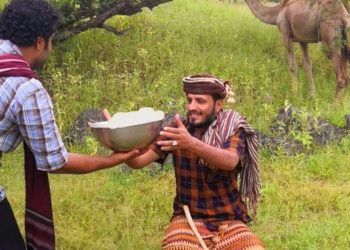 محالبة الإبل في ولاية طاقة: تراث يتجدّد بروح المجتمع