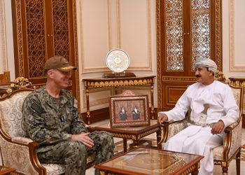 النعماني يستقبل قائد القيادة الوسطى لقوات البحرية الأمريكية