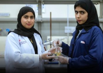 فريق طلابي يطور مشروع مبتكر في مجال الطاقة المستدامة