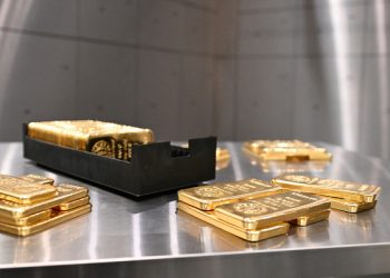 الذهب يتراجع مع صعود عوائد السندات وتلويح واشنطن برسوم جديدة