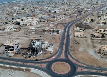 بلديةُ ظفار تنفّذ مشروعات طرق داخلية بأكثر من 36 مليون ريال عُماني