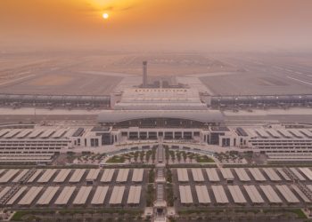 مباحثات بين “مطارات عمان” و”ويز إير” لتسيير رحلات دولية إلى أوروبا