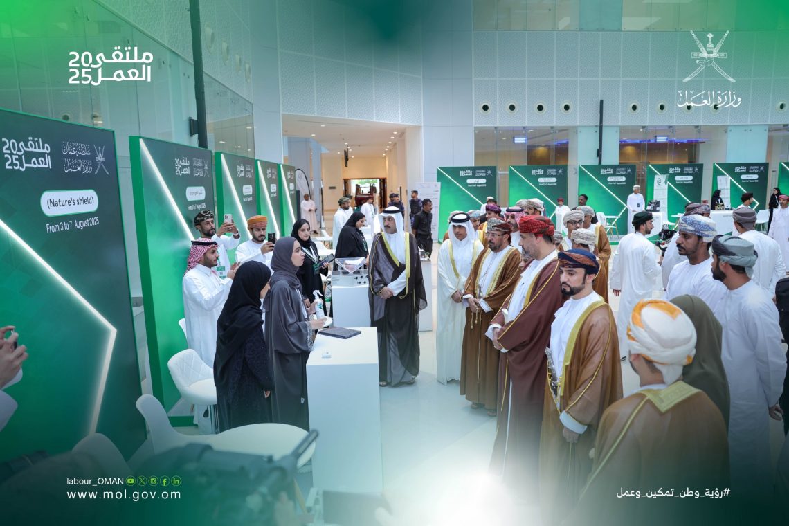 وزير العمل يفتتح معرض المشاريع الطلابية للكليات المهنية في صلالة