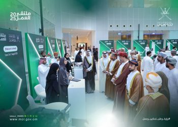 وزير العمل يفتتح معرض المشاريع الطلابية للكليات المهنية في صلالة