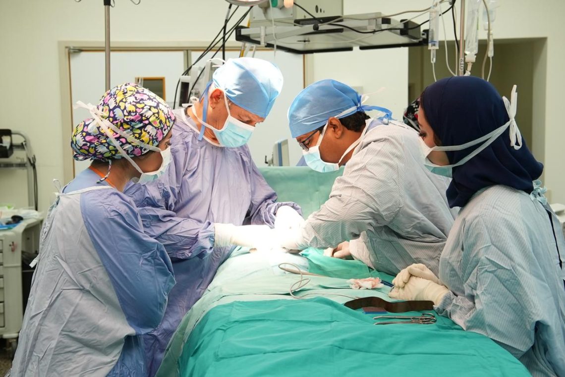 نجاح عملية نادرة لاستئصال “جنين داخل جنين” في المستشفى السلطاني