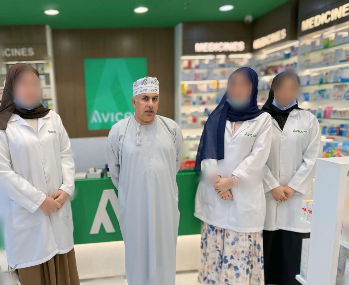 بزيارة مفاجئة لإحدى الصيدليات.. وزير الصحة يتابع قرار تعمين مهنة الصيدلة في صحار