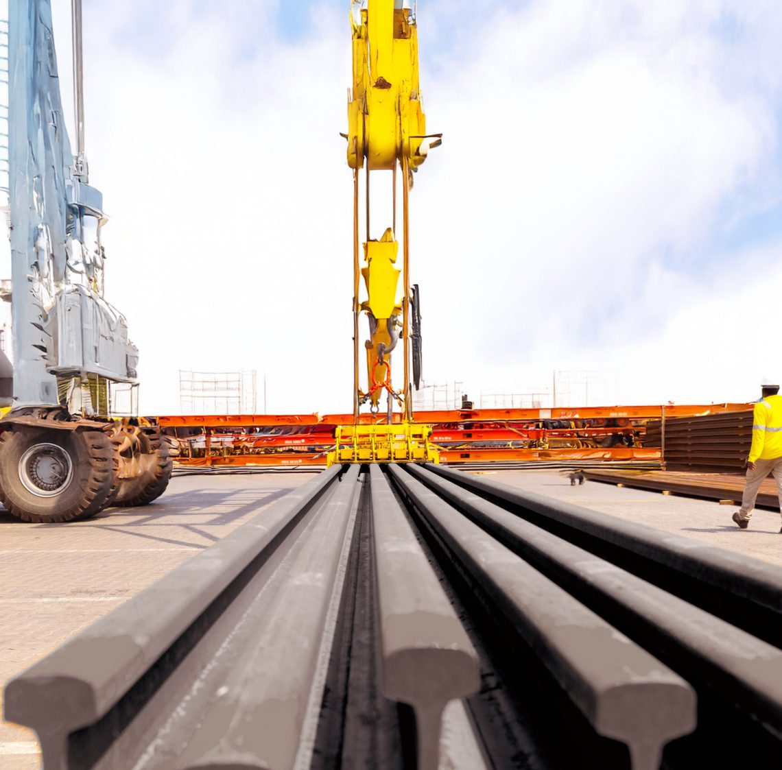 “حفيت للقطارات” تستقبل أول شحنة من قضبان شبكة السكك الحديدية عبر ميناء صحار