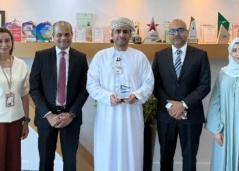 تتويج بنك مسقط بجائزة أفضل بنك في مجال الاستثمار من مؤسسة MEED