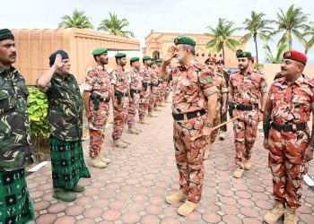 بالصور: جلالة القائد الأعلى يتفضَّل بزيارة قيادة قوات الفرق