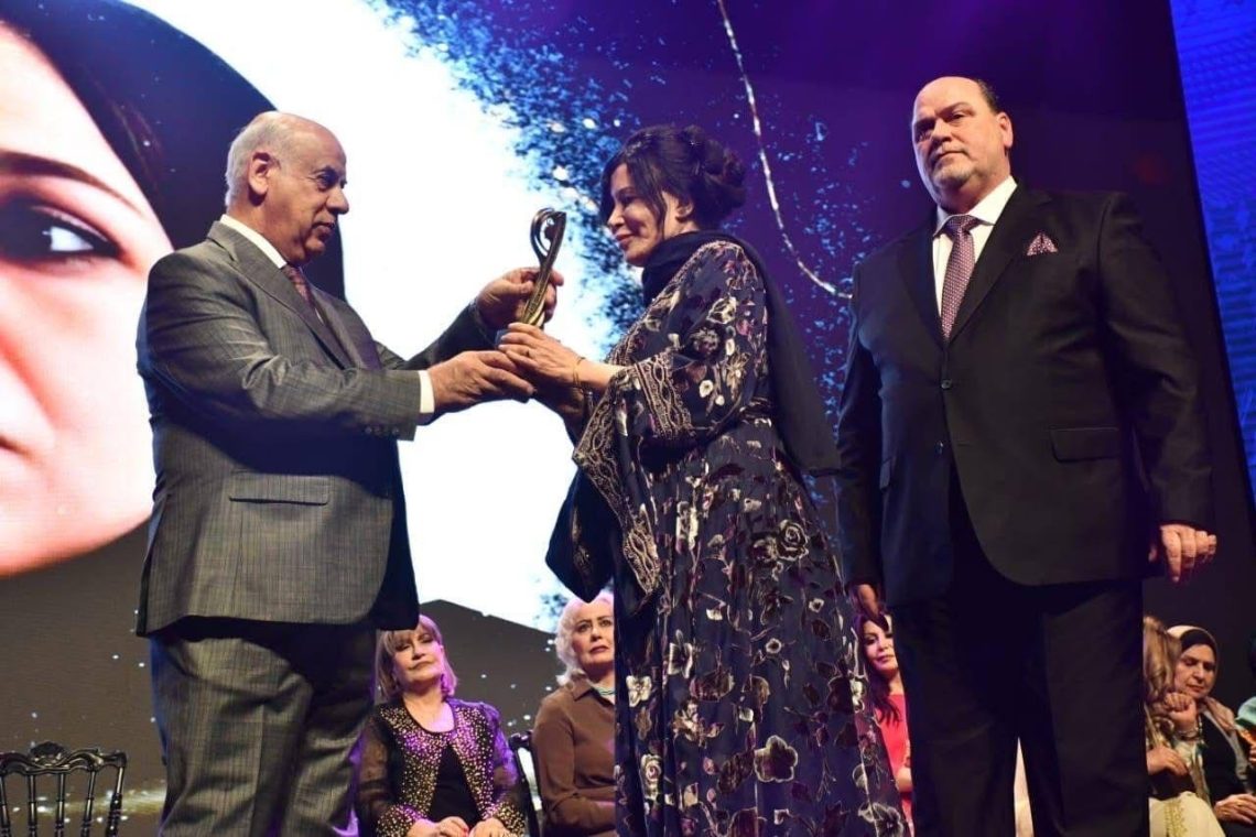 تكريم الفنانة أثمار الغافري في “مهرجان بغداد السينمائي”