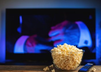 احذر.. الجلوس أمام التلفاز لساعات طويلة يهدد صحتك النفسية والجسدية