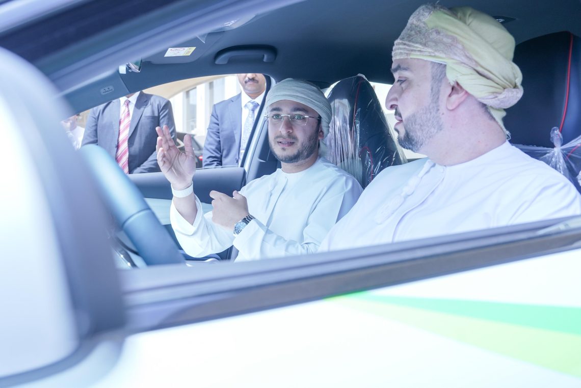 بالصور.. “نماء لتوزيع الكهرباء” تُطلق أولى مركباتها الكهربائية