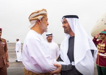 جلالة السُّلطان المعظم في مقدّمة مُستقبلي أخيه رئيس دولة الإمارات