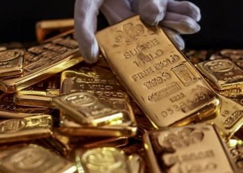 أسعار الذهب تصعد إلى مستوى قياسي جديد