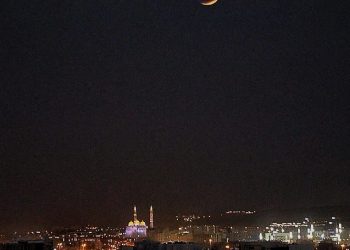 سماءُ سلطنة عُمان تشهد خسوفًا كليًّا للقمر مساء غدٍ.. هل يمكن مشاهدته بوضوح؟