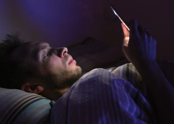 تحذير: تصفح وسائل التواصل الاجتماعي ليلاً قد يهدد السلامة النفسية