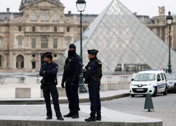بهذه الطريقة.. سرقة مجوهرات “لا تقدر بثمن” من متحف اللوفر خلال 7 دقائق