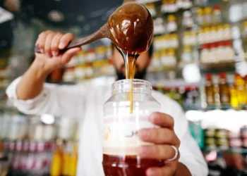 العسل أم السكر.. أيهما أفضل لصحة القلب ومستوى السكر في الدم؟