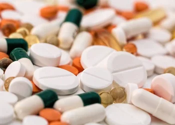 دراسة تكشف عن أدوية شائعة تغيّر بكتيريا الأمعاء لسنوات