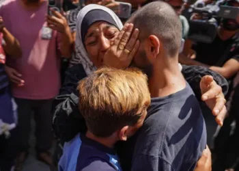 وصول حافلات الأسرى الفلسطينيين إلى غزة.. و154 يصلون مصر تنفيذا لقرار الإبعاد