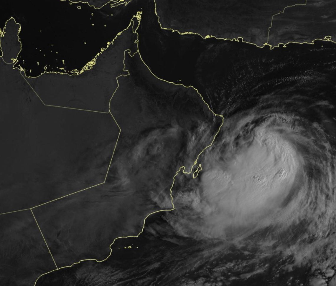 “الأرصاد”: تدفّق سحب وأمطار متفرقة مع تمركز الإعصار شاكتي شمال غرب بحر العرب
