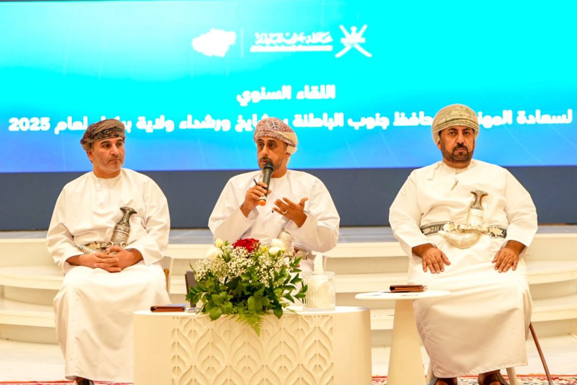 تفاصيل لقاء محافظ جنوب الباطنة مع أهالي بركاء لاستعراض المشاريع التنموية