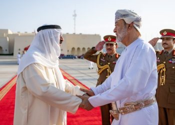 جلالة السُّلطان المعظّم يودّع أخاهُ أمير دولة الكويت