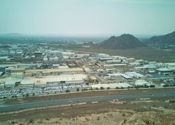 محافظة الداخلية تحقق نموًّا ملحوظًا في السجلات التجارية والتراخيص الصناعية