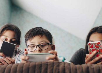 متى يسمح للأطفال اقتناء الهاتف النقال؟