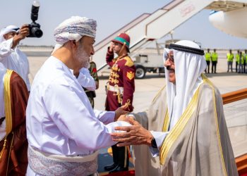 بالصور .. جلالة السلطان في مقدمة مستقبلي أمير الكويت