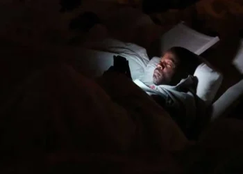 الإفراط في استخدام التكنولوجيا.. كيف يؤثر على الصحة النفسية والجسدية؟