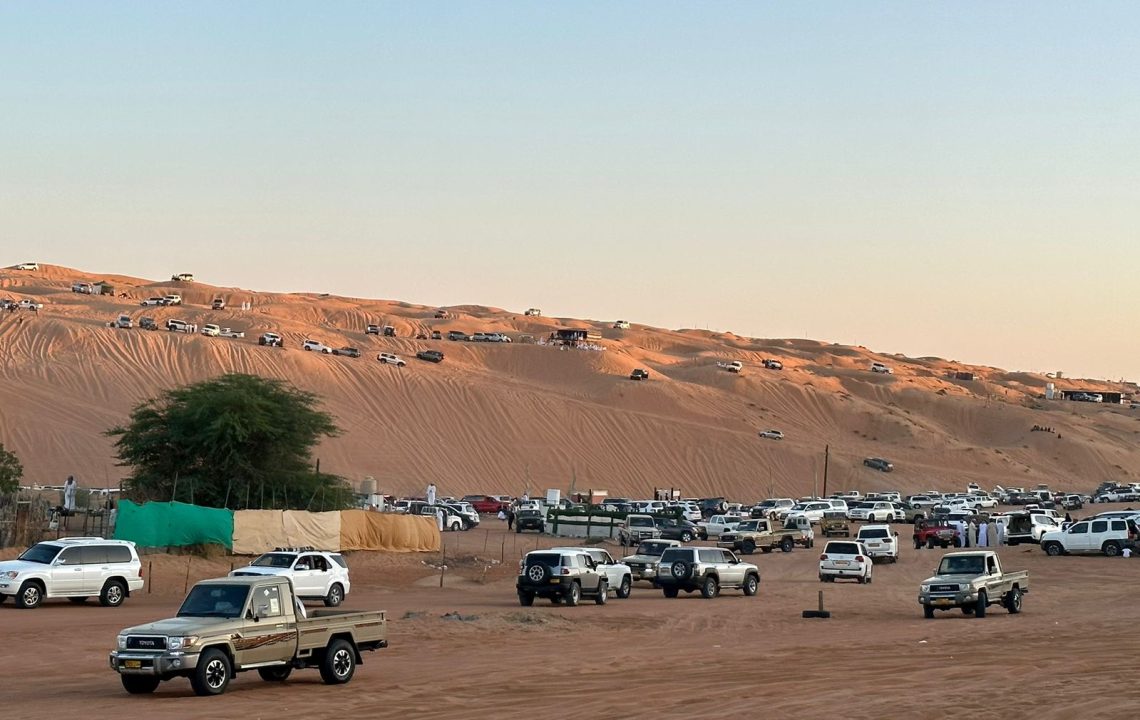 إقبال سياحي واسع على بدية مع انطلاق كرنفال الشتاء وعروض تسلّق الرمال