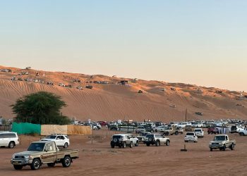 إقبال سياحي واسع على بدية مع انطلاق كرنفال الشتاء وعروض تسلّق الرمال