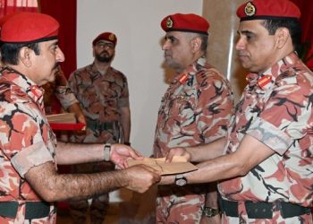 قائد الجيش السلطاني العماني يسلم شهادات الثناء لعدد من منتسبي الجيش السلطاني العماني